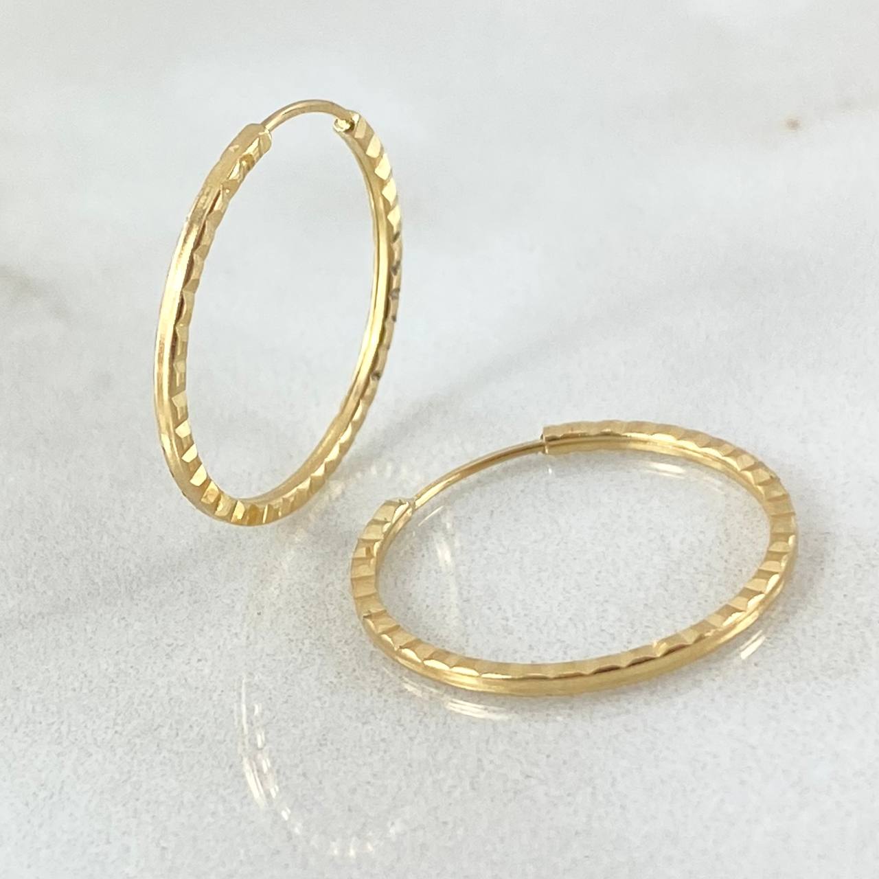 Hoop Earrings Striped Hoop 0.8gr / 0.7in / 18K Gold