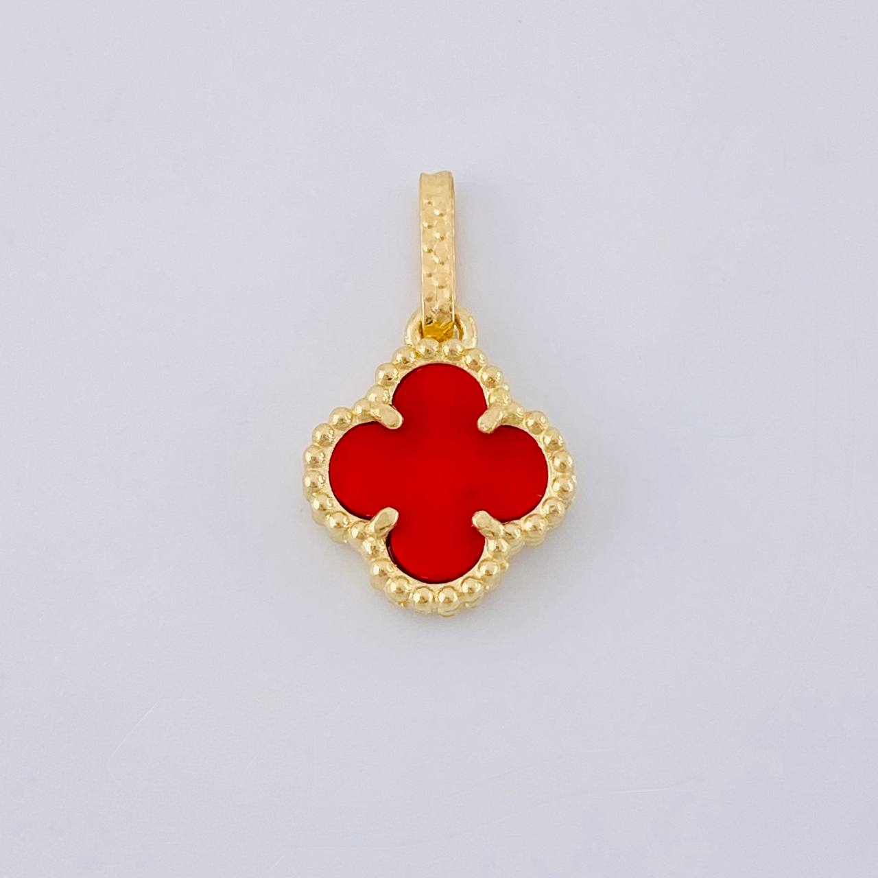Clover Red Agate Pendant 1.25 g / 1 in Yellow Gold 18K