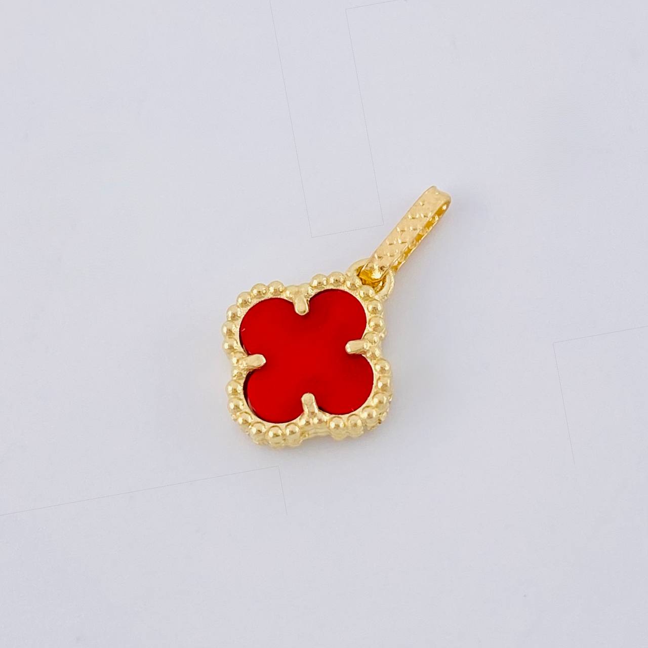 Clover Red Agate Pendant 1.25 g / 1 in Yellow Gold 18K