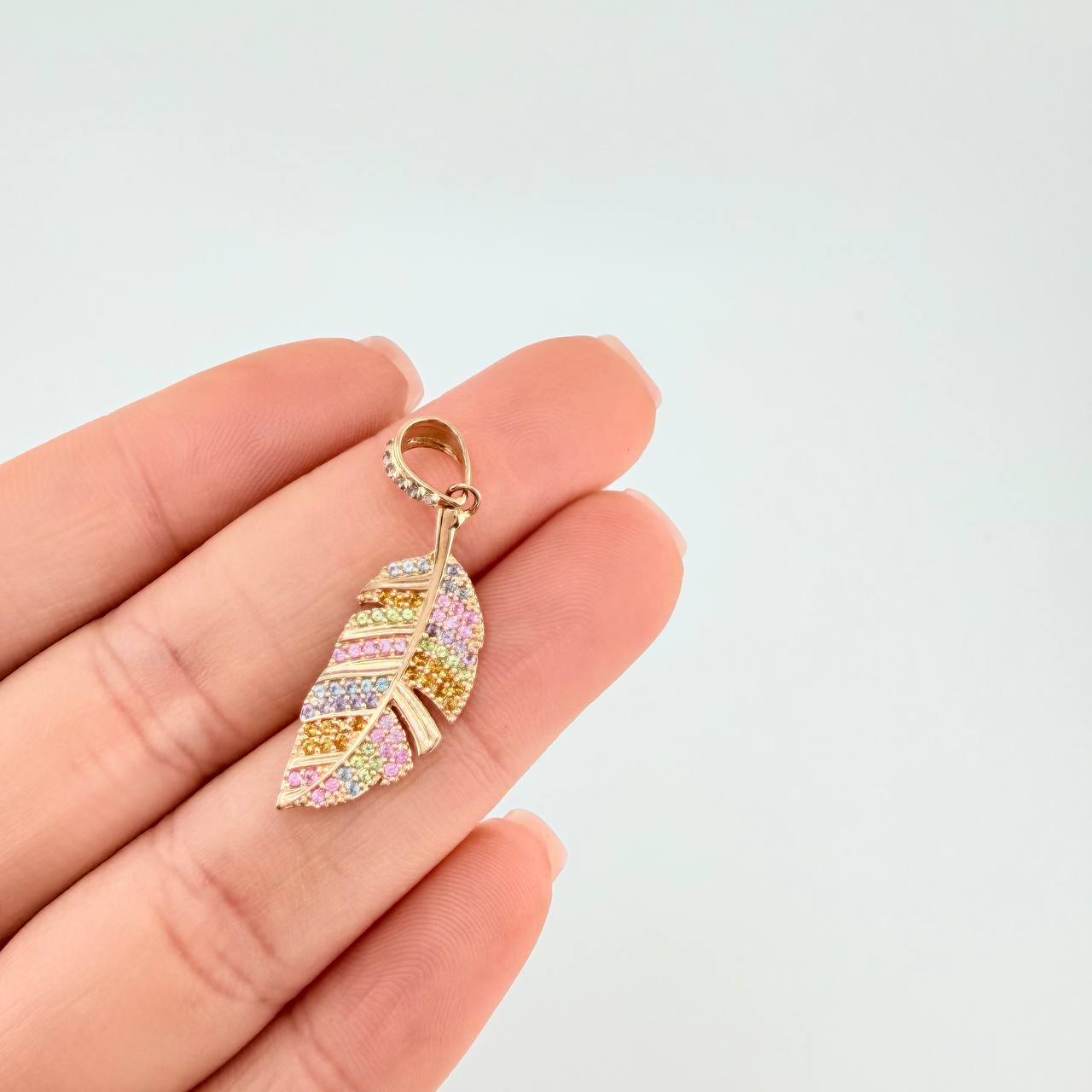 Multicolor Feather Pendant 2.15 g / 1 1/2 in 18K Yellow Gold