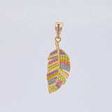 Dije Pluma Multicolor 2.4 g / 1 1/2 in Oro Amarillo 18K