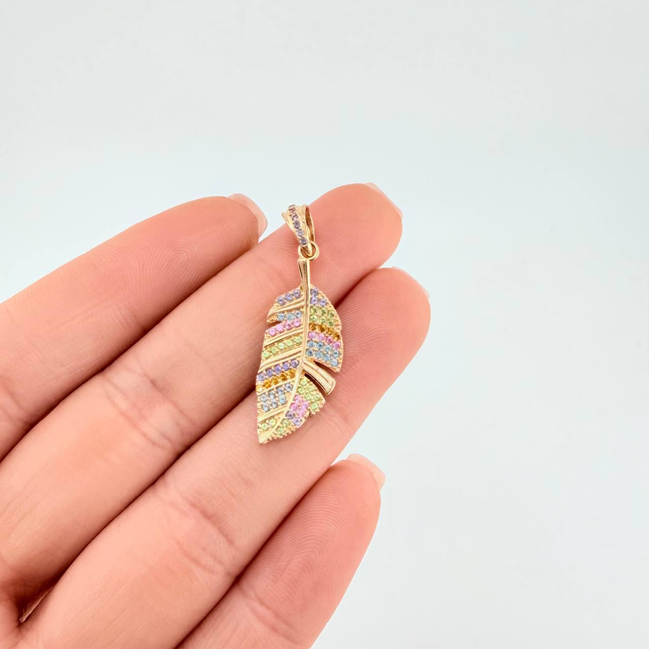 Dije Pluma Multicolor 2.4 g / 1 1/2 in Oro Amarillo 18K