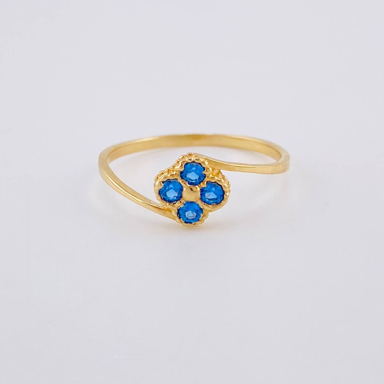 Anillo Trebol Linea Invertida 1.15 g / T5 3/4 Oro Amarillo 18K