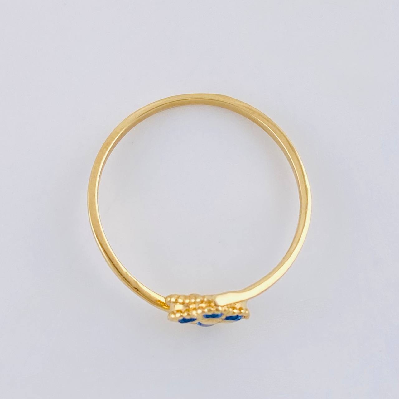 Anillo Trebol Linea Invertida 1.15 g / T5 3/4 Oro Amarillo 18K