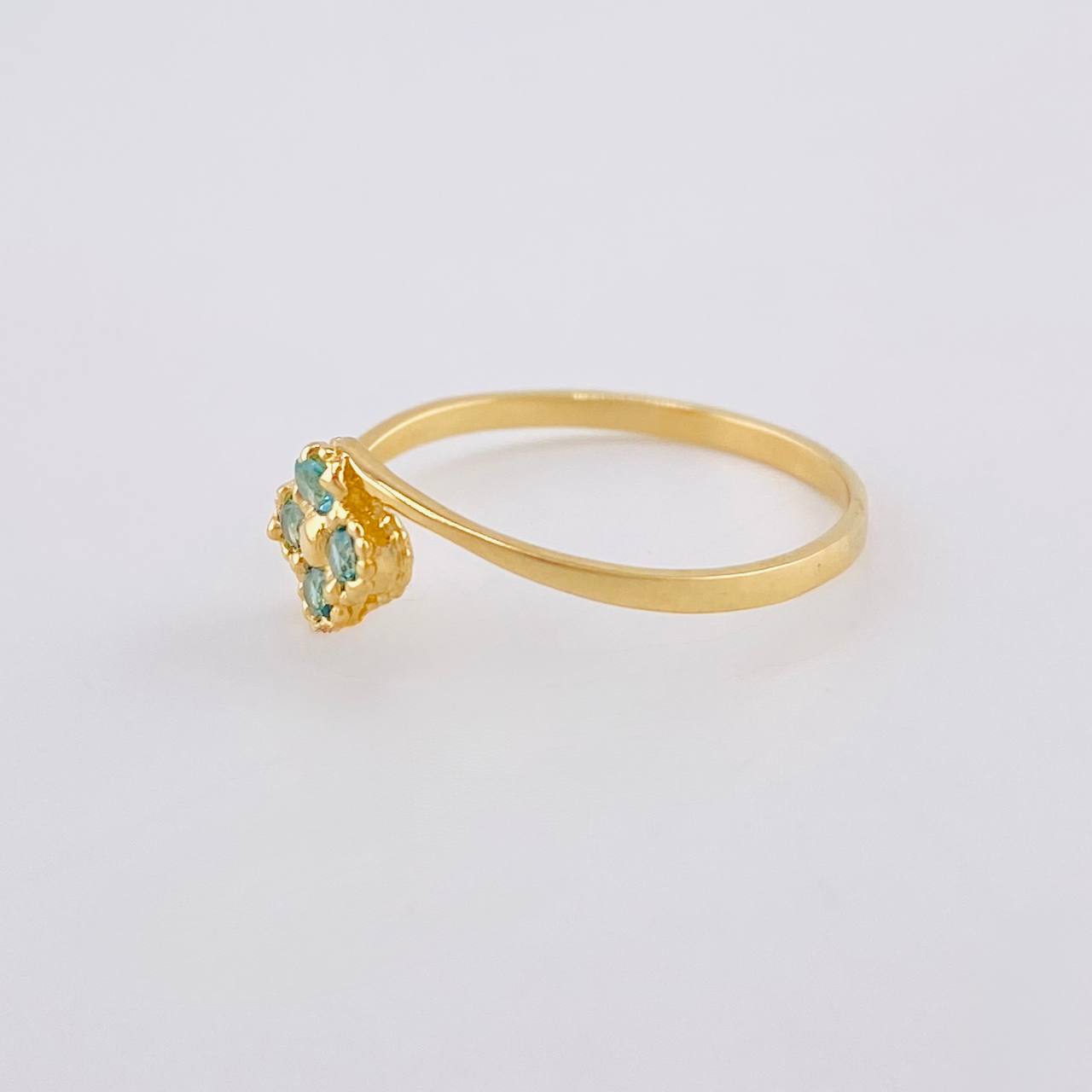Anillo Trebol Linea Invertida 1.2 g / T6 1/2 Oro Amarillo 18K