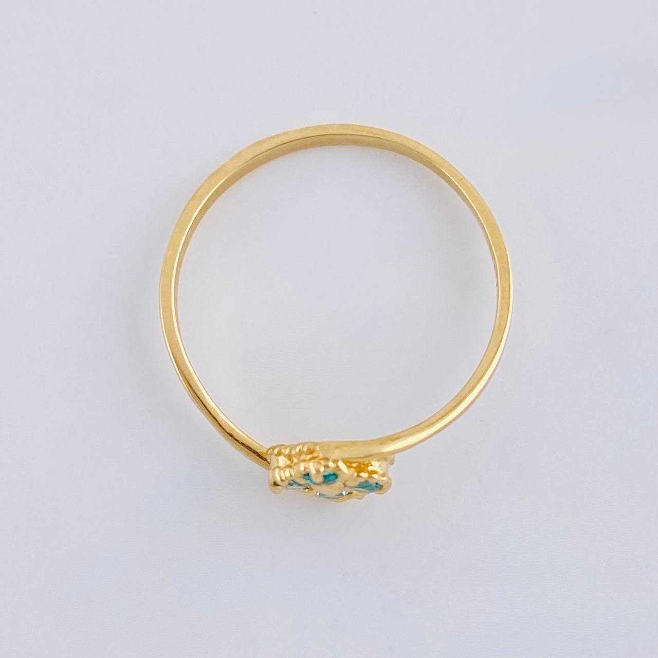 Anillo Trebol Linea Invertida 1.2 g / T6 1/2 Oro Amarillo 18K