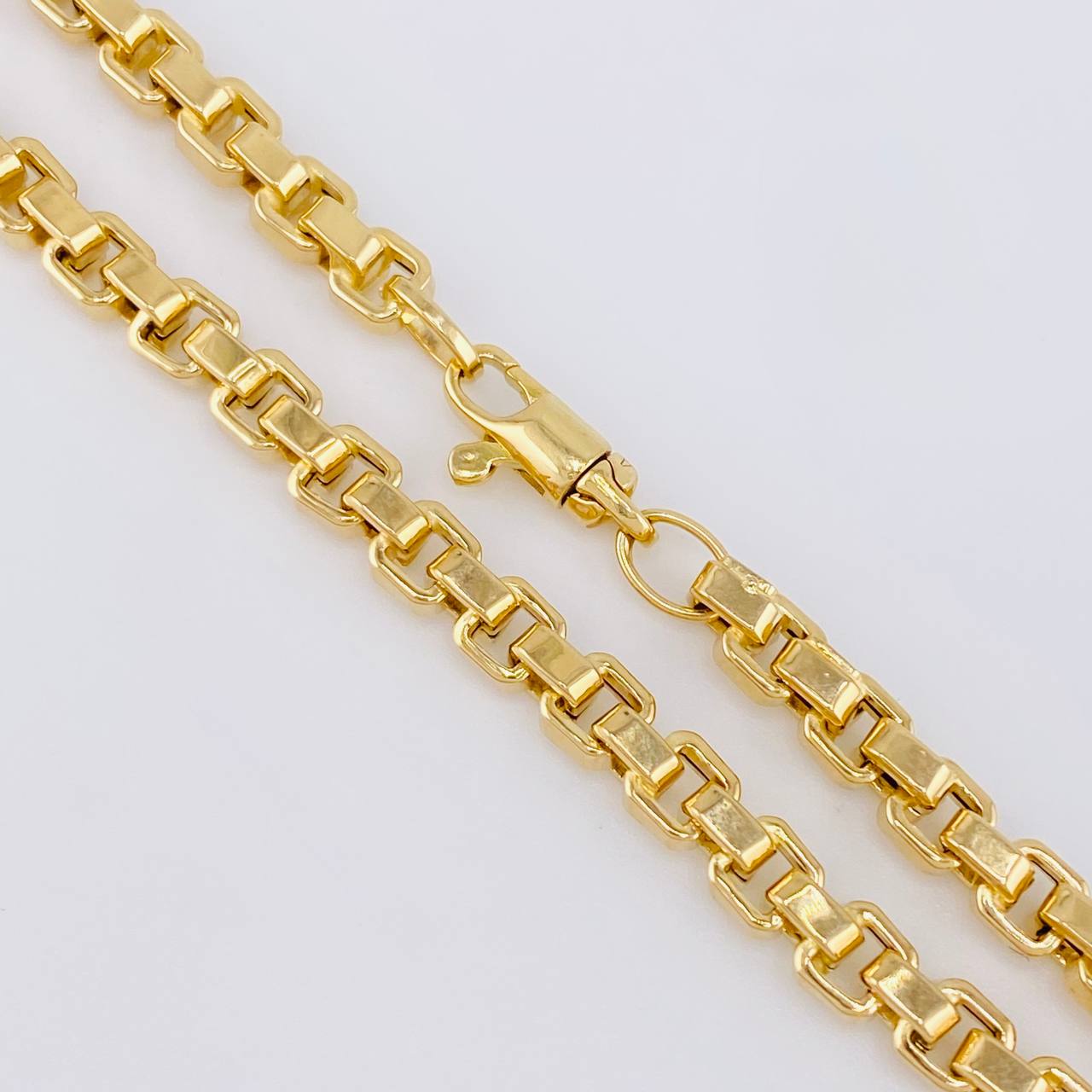 Cadena Veneciana Cuadrada 17.7g / 24 in / 4.5mm Oro Amarillo 18K