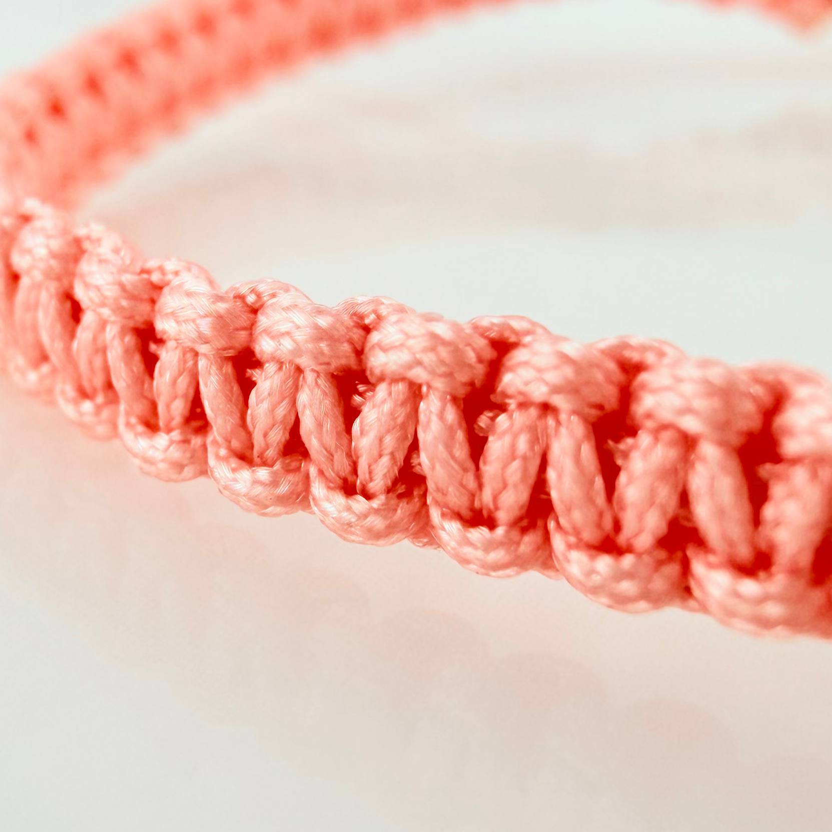 Pulsera Tejida Rosada Corazón Mamá Dos Oros Amarillo Blanco 18K
