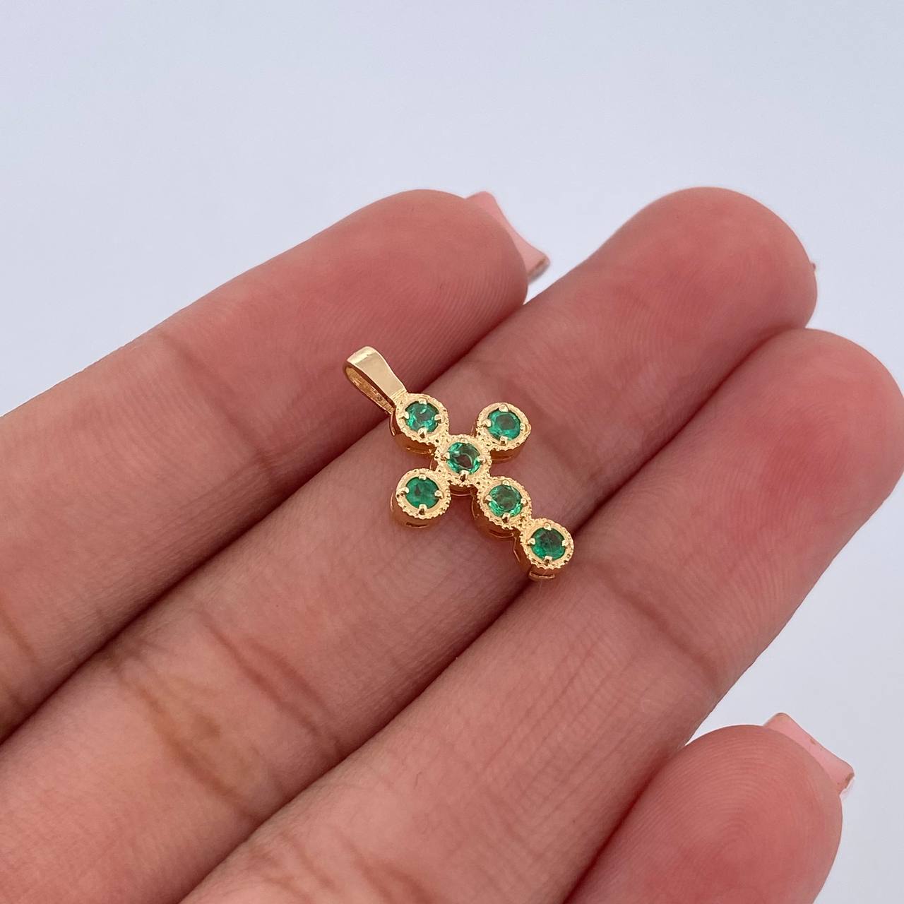 Dije Cruz Tupida 0.8gr / 1.9cm / Esmeraldas 60 Pts Oro Amarillo 18K (Joya) &