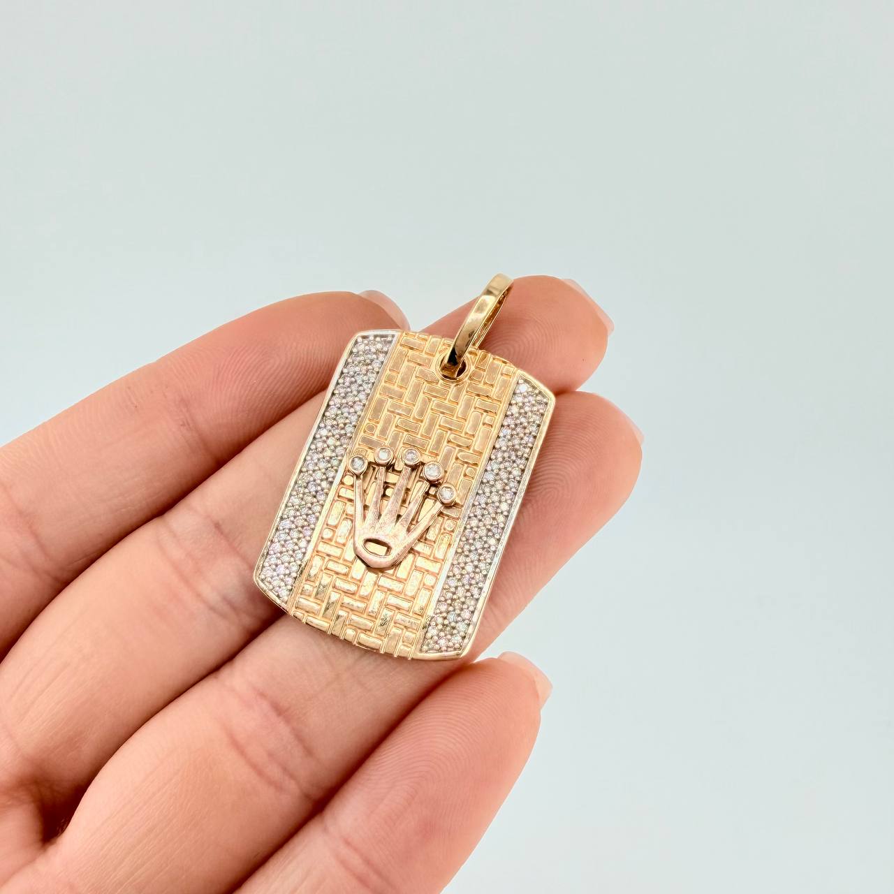 Dije Placa Corona 9.3 g / 1 1/2 in Oro Amarillo 18K