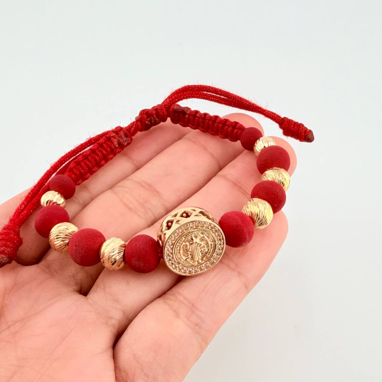 Pulsera Tejida Roja Herraje San Benito, 2 5Mm Diamantadas, 4 6Mm Diamantadas Oro Amarillo 18K (A.C)