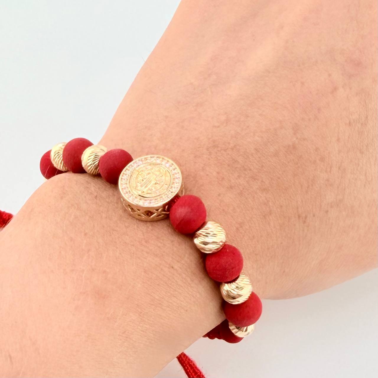 Pulsera Tejida Roja Herraje San Benito, 2 5Mm Diamantadas, 4 6Mm Diamantadas Oro Amarillo 18K (A.C)