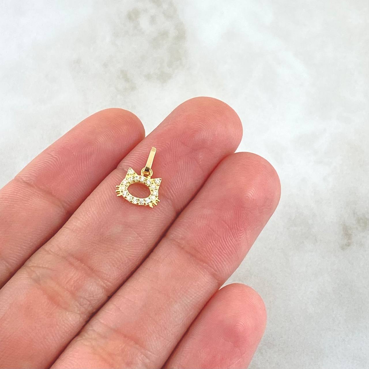 Dije Cara de Gato Silueta 0.4gr / 1.2cm / Circones Blancos Oro Amarillo 18K