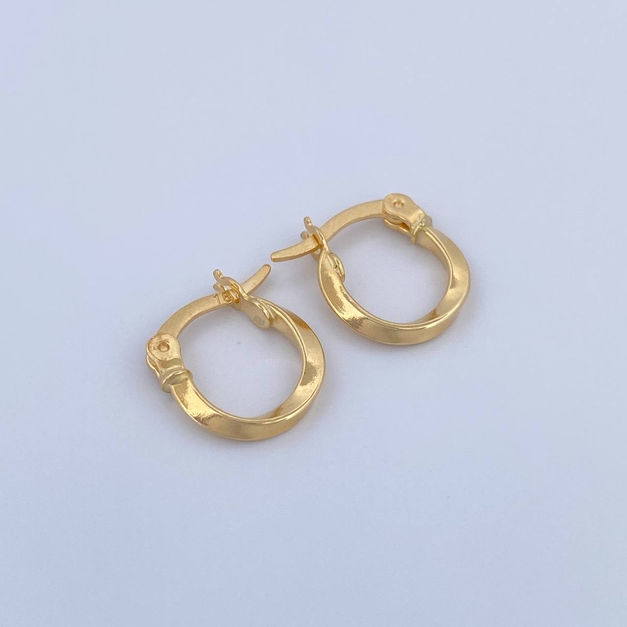 Candongas Kari 0.9gr / 1.4cm / Entorchadas Oro Amarillo 18K &
