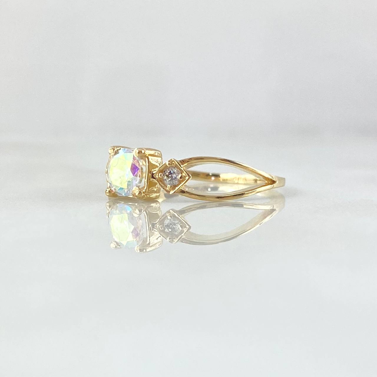 Anillo Tornasol Semi Infinito 2.1gr / T6 1/4 / Circones Blancos Tornasol Oro Amarillo 18K
