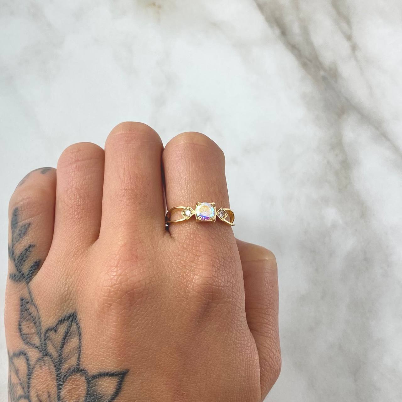 Anillo Tornasol Semi Infinito 2.1gr / T6 1/4 / Circones Blancos Tornasol Oro Amarillo 18K