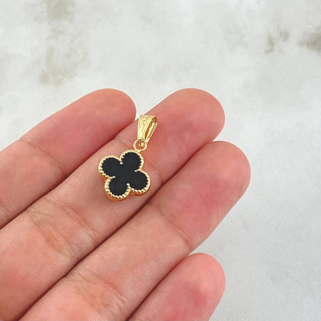 Dije Trébol VCyA 0.9gr / 2cm /Resina Negra Borde Punteado Oro Amarillo 18K