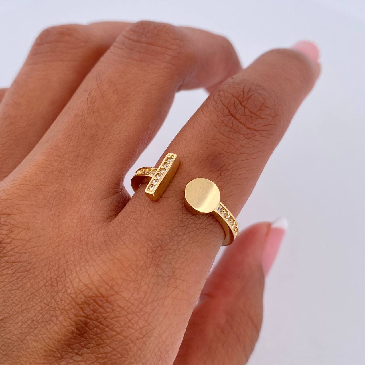 Hug Ring 2.45gr / Size 7 / White Zircons 18K Yellow Gold &