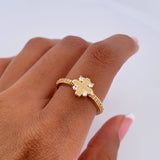 Flower Ring 2.6gr / Size 7 1/4 / White Zircons 18K Yellow Gold &