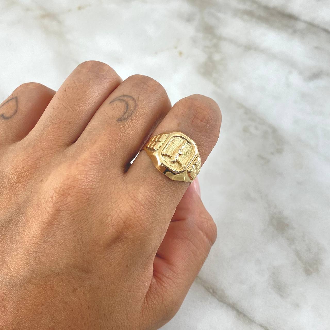 Christ Signet Ring 4.25gr / Size 7 3/4 / Textured 18K Yellow Gold ©