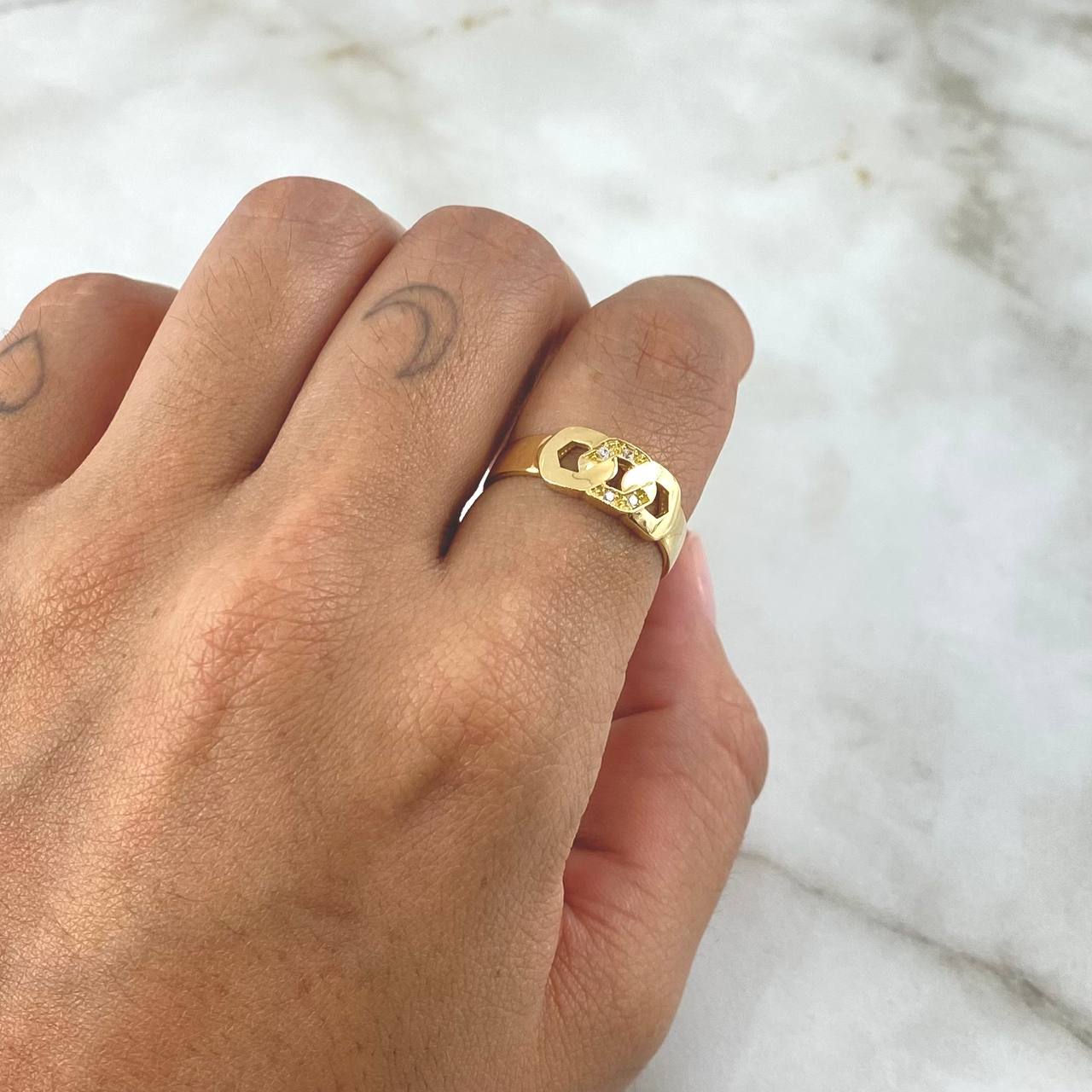 Interlinked Hexagon Ring 3.15gr / T8 1/4 / White Zircons 18K Yellow Gold ©