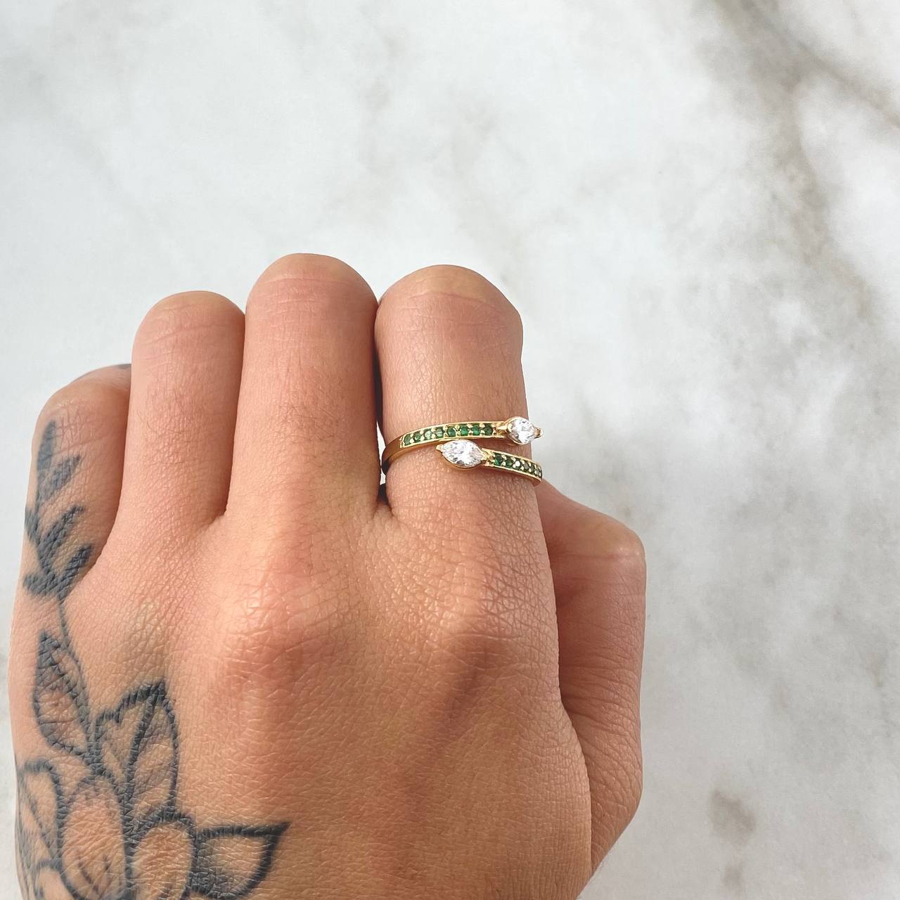 Anillo Puntas Colas Bicefalas 1.8gr / T6 1/4 / Circones Blancos Verdes Oro Amarillo 18K