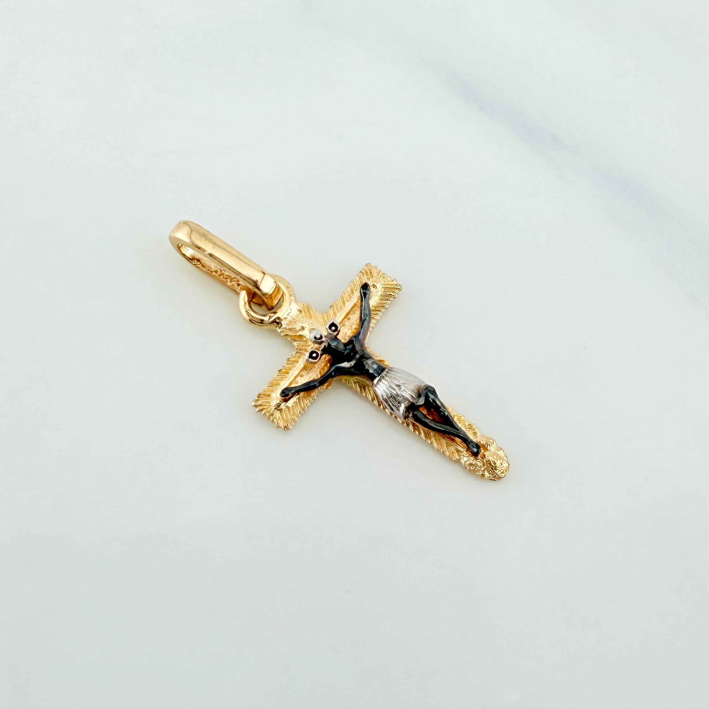 Dije Cruz Cristo Milagroso De Buga 0.9 g / 1 in Tres Oros 18K