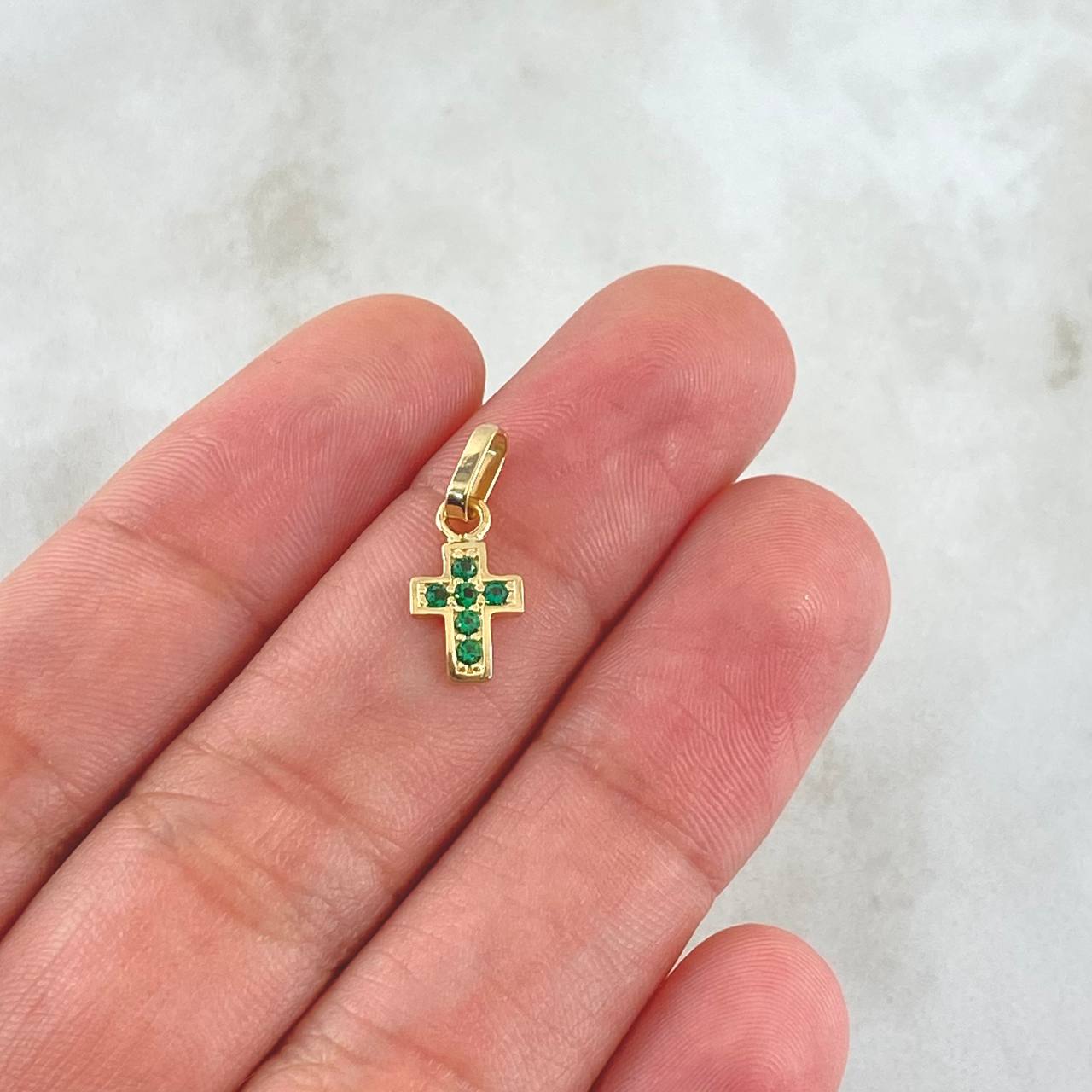Dije Cruz Punteada 0.5gr / 1.5cm / Circones Verdes Oro Amarillo 18K ©