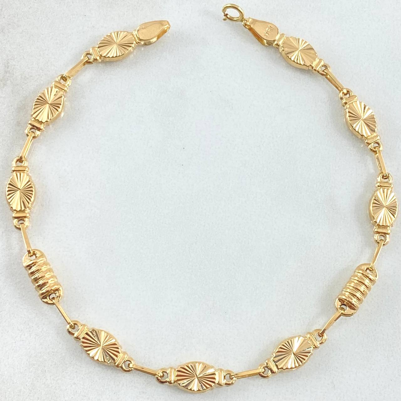 Rustic Petal Bracelet 4.5gr / 7.9in / 18K Yellow Gold