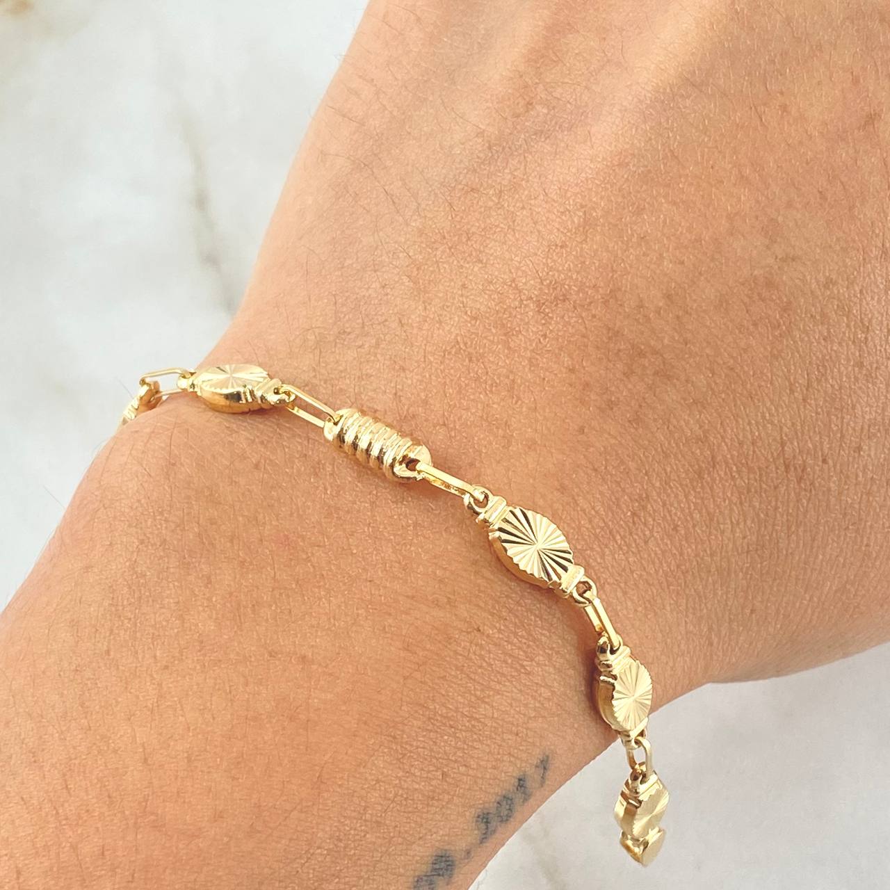 Rustic Petal Bracelet 4.5gr / 7.9in / 18K Yellow Gold