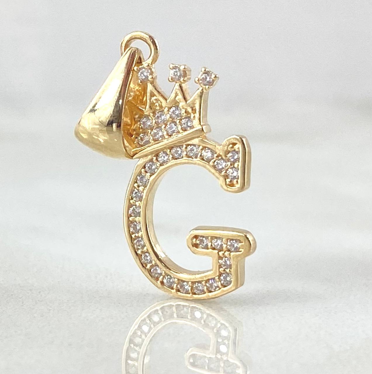 Dije Letra G Corona 1.75gr / 2.6cm / Circones Blancos Oro Amarillo