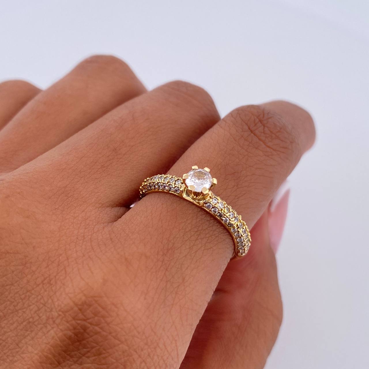 Anillo Solitario Churumbela 2.65gr / T5 3/4 / Circones Blancos Oro Amarillo 18K $