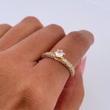 Anillo Solitario Churumbela 2.65gr / T5 3/4 / Circones Blancos Oro Amarillo 18K $