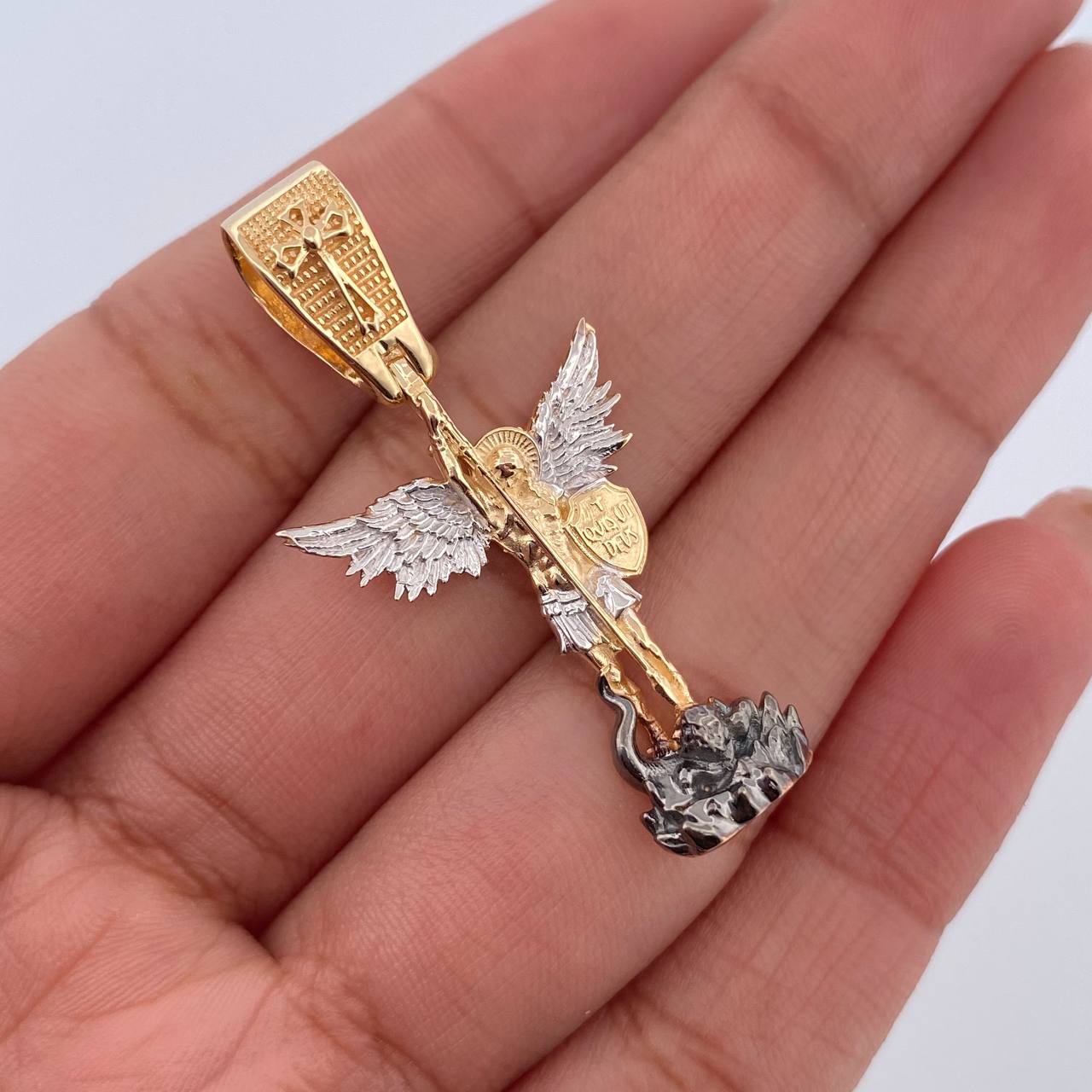 Pendant San Miguel Archangel 4.95gr / 3.8cm / Three Golds 18K $