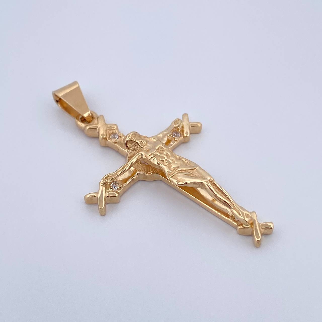 Dije Cruz Cristo X 5.3gr / 4.5cm / Circones Blancos Oro Amarillo 18K $