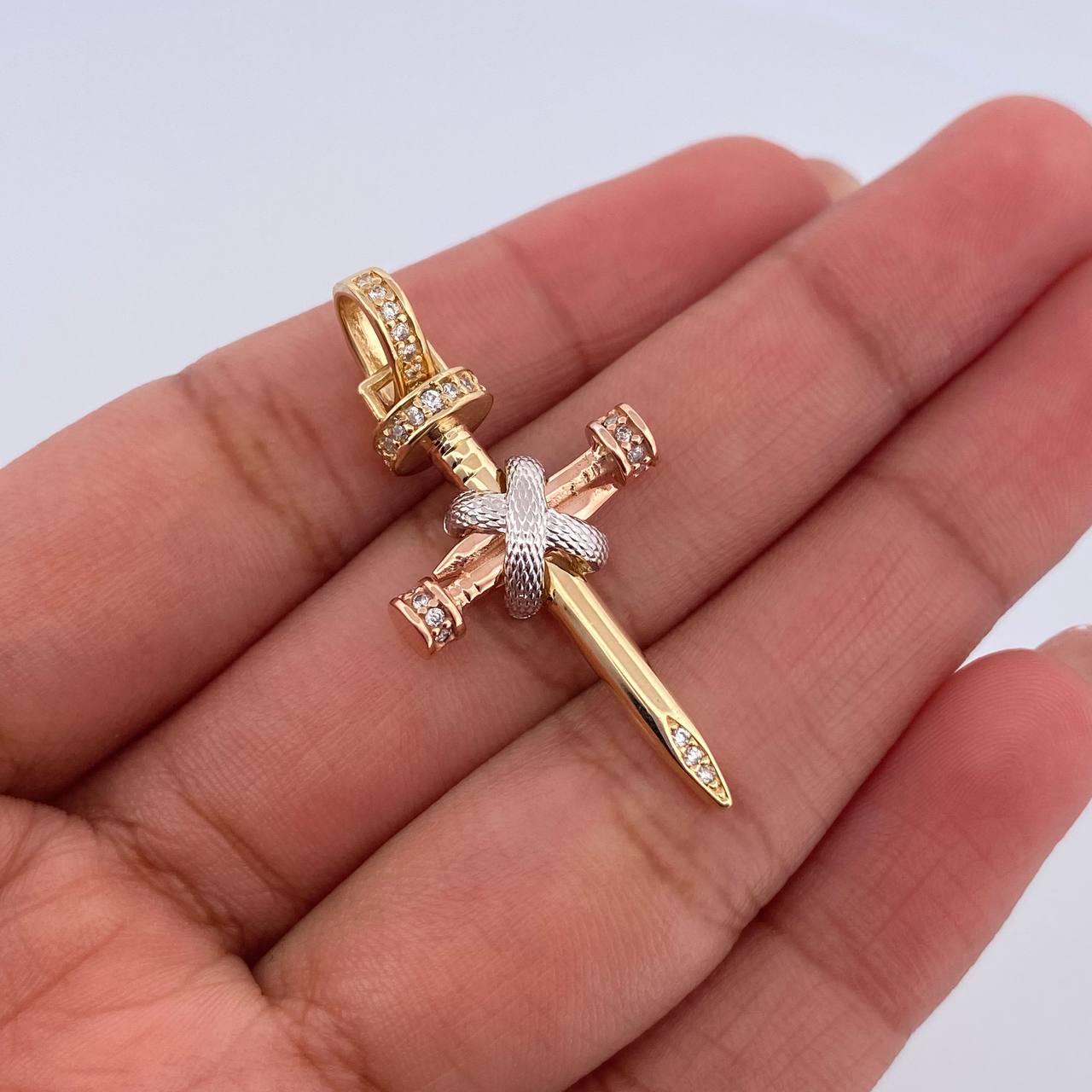 Pendant Cruz Clavo Penitence 3.95gr / 3.5cm / White Zircons Three Golds 18K $