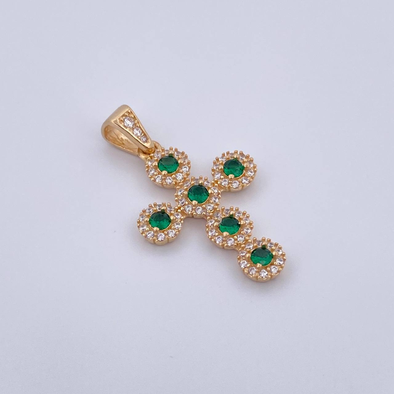 Dije Cruz Tupida 3gr / 3.1cm / Circones Verdes Blancos Oro Amarillo 18K $