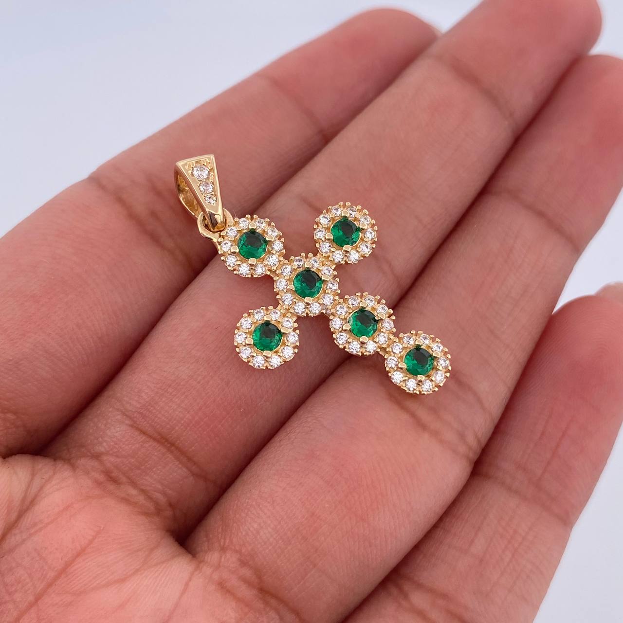 Dije Cruz Tupida 3gr / 3.1cm / Circones Verdes Blancos Oro Amarillo 18K $