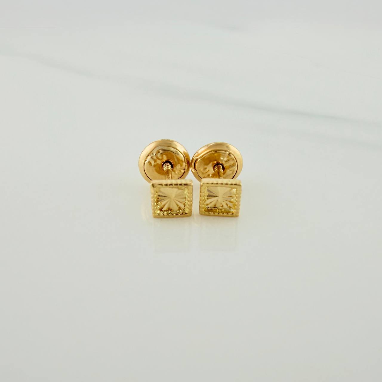 Topos Cuadrado Diamantado 0.65 g / in / 4.03 mm Oro Amarillo 18K