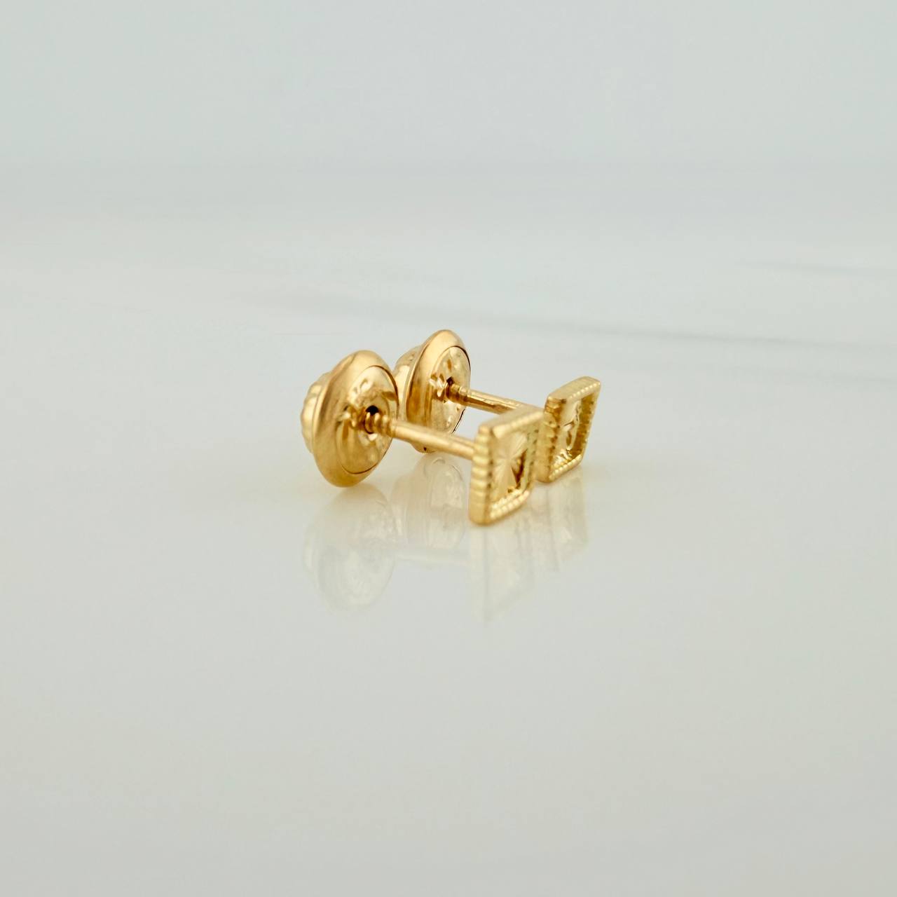 Topos Cuadrado Diamantado 0.65 g / in / 4.03 mm Oro Amarillo 18K