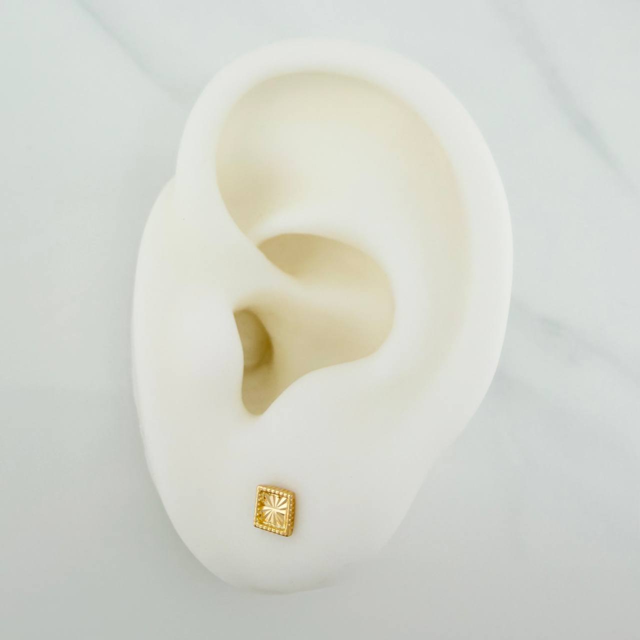 Topos Cuadrado Diamantado 0.65 g / in / 4.03 mm Oro Amarillo 18K