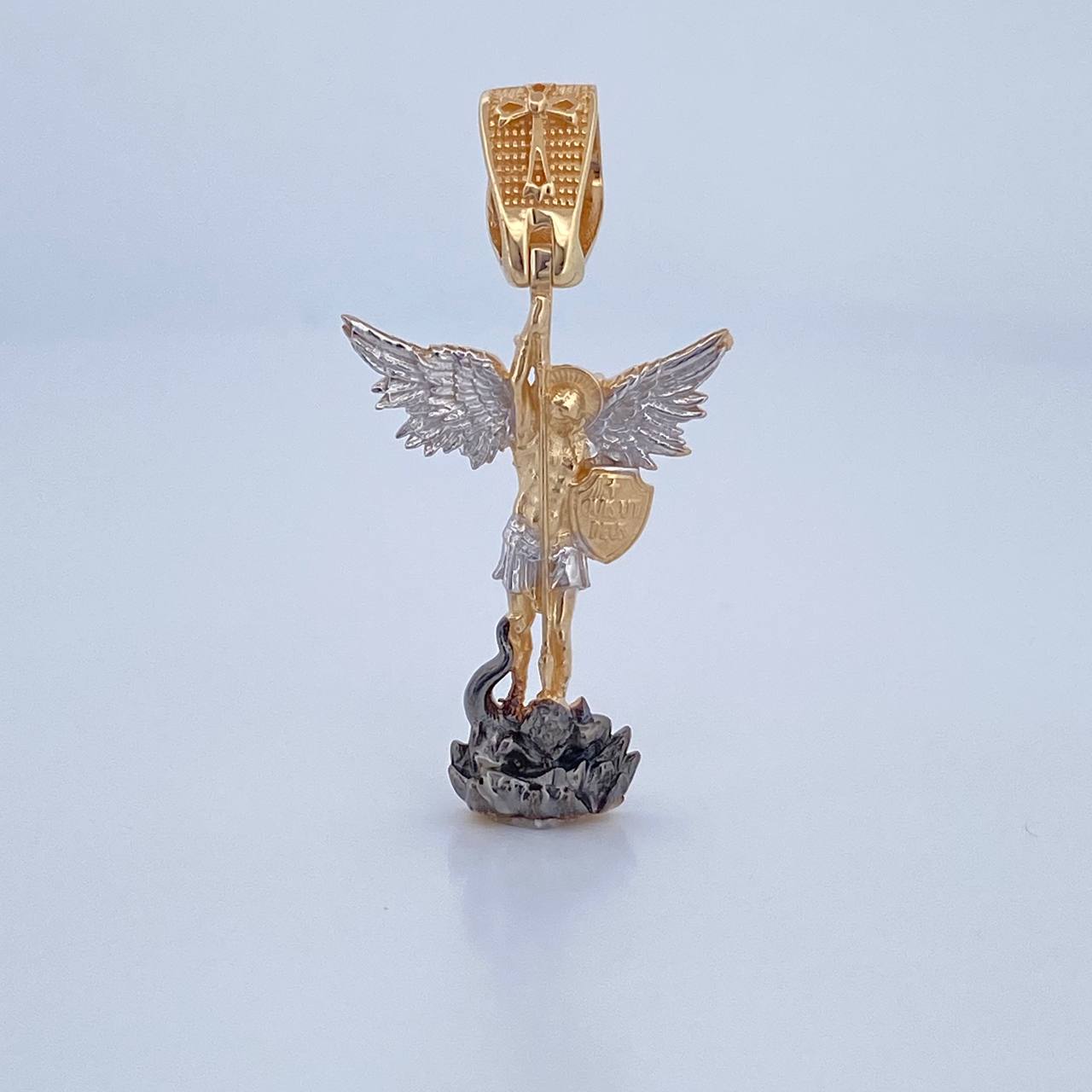 Pendant San Miguel Archangel 4.95gr / 3.8cm / Three Golds 18K $