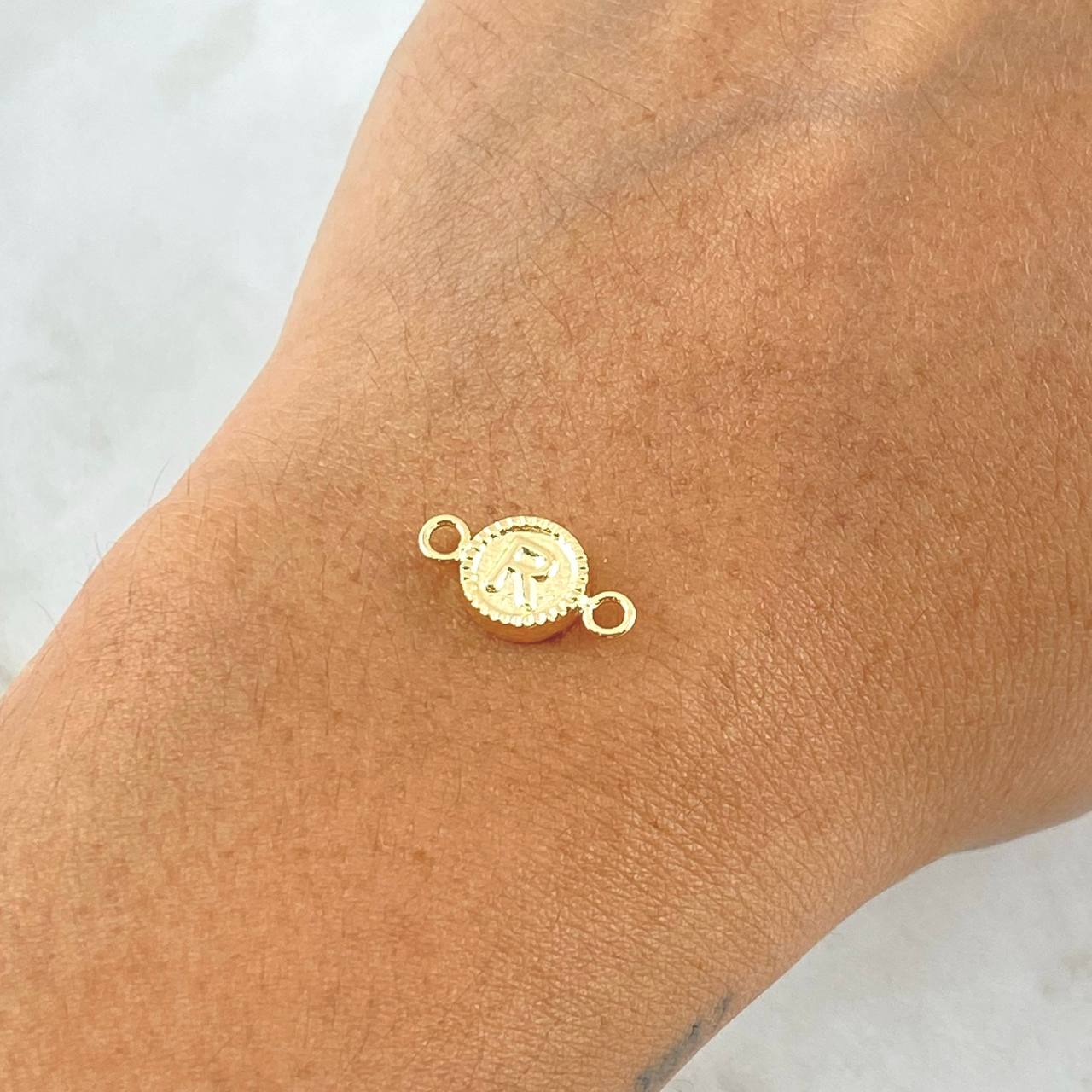 Herraje Letra R 0.45gr / 1.5cm / Circulo Bordeado Oro Amarillo 18K