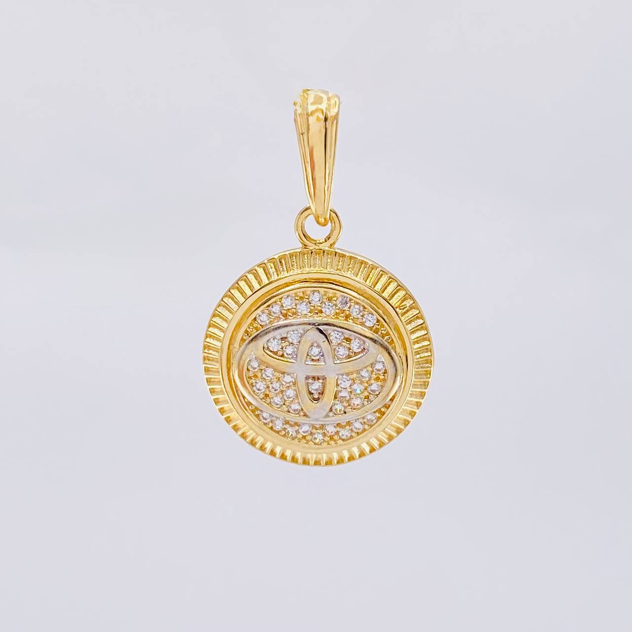 Dije Marca De Carro 3.7 g / 1 in Dos Oros Amarillo Blanco 18K