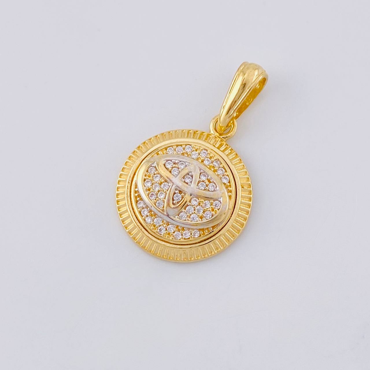 Dije Marca De Carro 3.7 g / 1 in Dos Oros Amarillo Blanco 18K