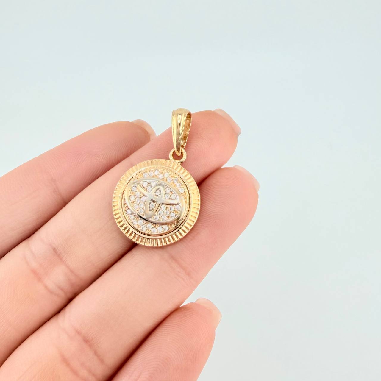 Dije Marca De Carro 3.7 g / 1 in Dos Oros Amarillo Blanco 18K