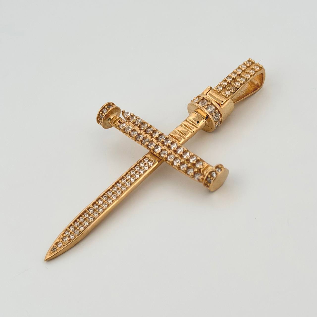 Dije Cruz Clavos 6.85gr / 2 1/4 in / Oro Amarillo 18K ©