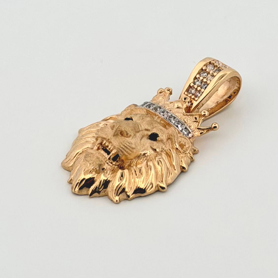 Dije León Corona 3.95gr / 1 in / Oro Amarillo 18K ©