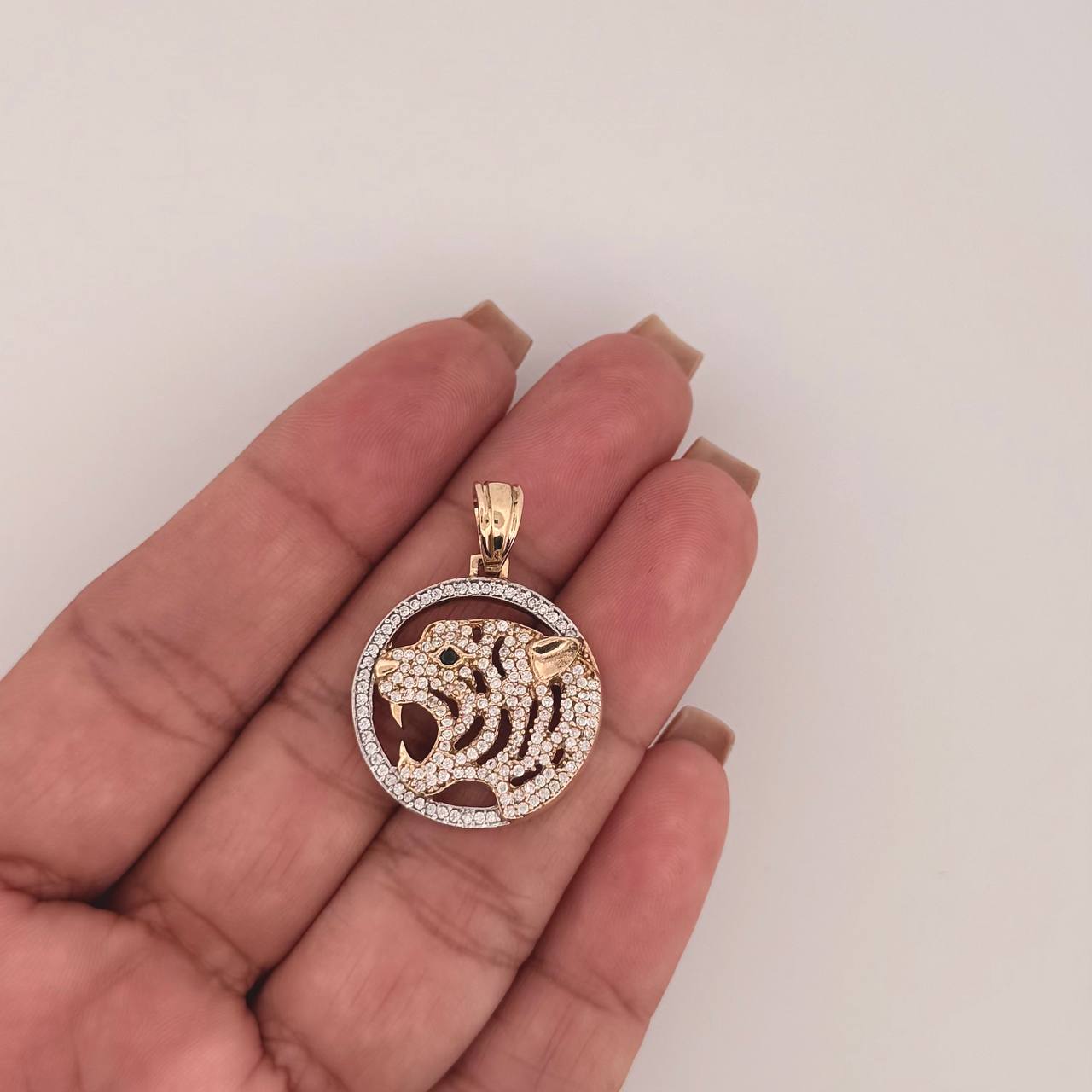 Dije Tigre Placa Circular 6.3gr / 1 1/4 in / Oro Amarillo 18K