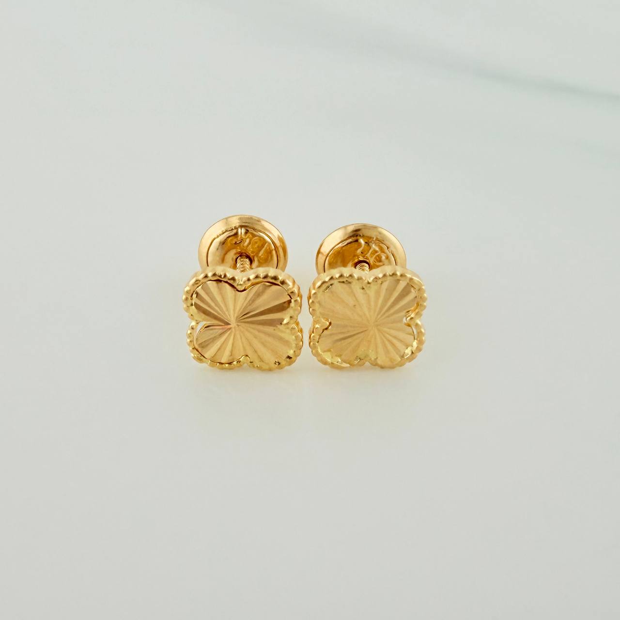 Topos Trebol 0.95gr / 6.6mm Oro Amarillo 18K &